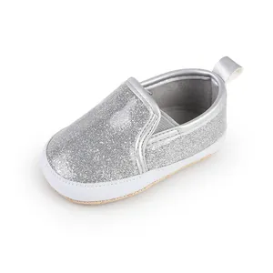 Detailansicht eines silbernen glitzernden Lauflernschuhs für Babys mit Struktur