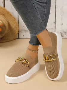 Detaillierte Ansicht der khakifarbenen Plateau-Strick-Loafer mit goldener Kette.