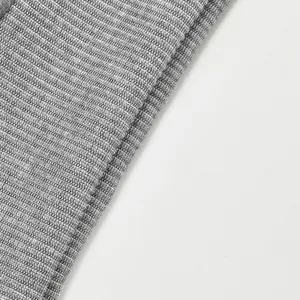 Vue macro détaillée du tissu côtelé gris lourd 300G pour sweat-shirt vintage homme