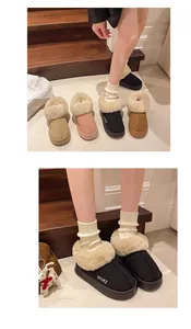 Vue détaillée des bottes de neige à plateforme en peluche de plusieurs couleurs