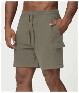 Détail de près du short cargo en molleton vert olive pour homme avec cordon de serrage.