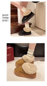 Détail de bottes d'hiver chaudes avec col en fourrure et semelles épaisses.