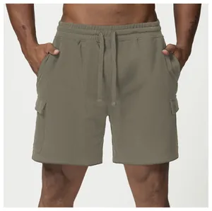 Vue détaillée du short de sport cargo olive pour homme avec taille élastique à cordon