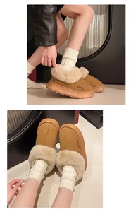 Vue détaillée de bottes de neige marron avec semelle épaisse et bordure en fausse fourrure.