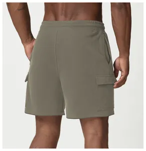 Vue arrière d'un short cargo vert olive montrant les poches et la taille élastique.