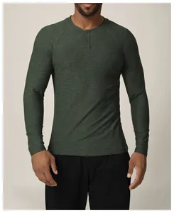 Détail d'un t-shirt Henley à manches longues vert pour homme en tissu de sport respirant.