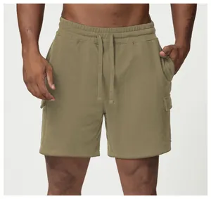 Vue détaillée d'un short de sport pour homme avec cordon de serrage et poches cargo