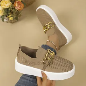 Modische khakifarbene Strick-Plateau-Loafer für Damen mit goldener Kettendekoration