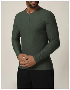 Détail d'un t-shirt de sport à manches longues pour homme avec col Henley et tissu chiné