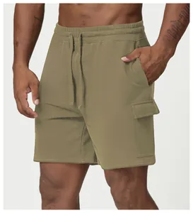 Vue détaillée du short de sport cargo kaki pour homme avec cordon de serrage et poche latérale.