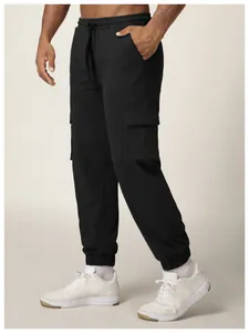 Detailansicht der schwarzen Herren-Cargohose mit funktionalen Seitentaschen