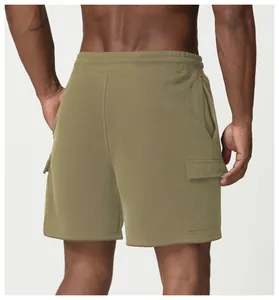 Vue arrière détaillée du short cargo en molleton olive pour homme, idéal pour le sport et loisirs