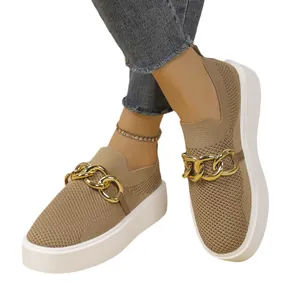 Bequeme beige Strick-Loafer für Damen mit dickem Plateau und stilvoller goldener Kette