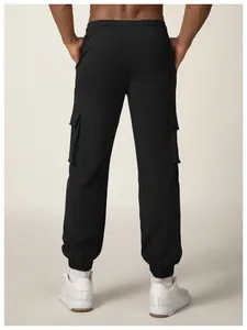Rückansicht der schwarzen Herren Cargo-Sporthose mit mehreren Taschen und Gummizug