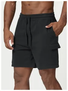 Vue détaillée du short cargo de sport noir pour homme avec cordon de serrage