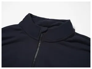 Λεπτομέρεια από μπλε σκούρο ανδρικό αθλητικό φούτερ με όρθιο γιακά και ένα φερμουάρ