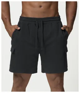Détail du short de sport noir à poches cargo pour homme avec un cordon de serrage