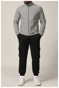 Schwarze Herren-Outdoor-Cargohose kombiniert mit grauer Zipper-Jacke und weißen Sneakern