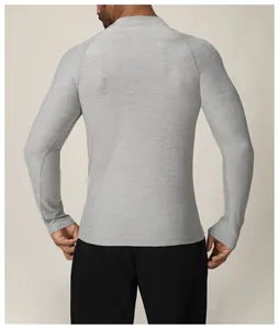 Vue arrière d'un t-shirt de sport gris à manches longues pour hommes avec manches raglan.
