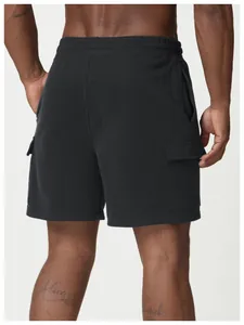 Vue arrière d'un short de jogging cargo noir pour homme avec poches latérales pratiques.