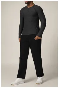 Vue complète d'un t-shirt de sport gris foncé à manches longues et d'un pantalon noir