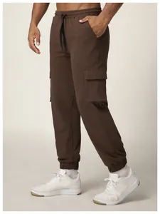Detailansicht der braunen Cargo-Jogginghose für Herren mit großen Taschen und Rippbündchen