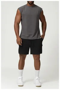 Vue détaillée des shorts de sport noirs pour hommes, parfaits pour la gym et le running