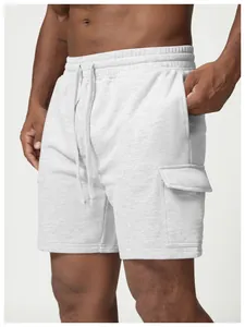 Vue détaillée d'un short de sport gris pour homme avec poche cargo et cordon de serrage
