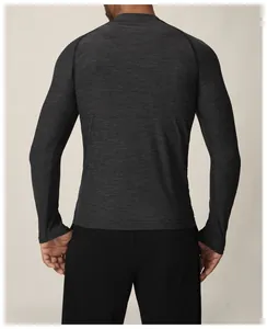 Vue de dos d'un t-shirt de sport gris foncé à manches longues pour homme, texture fine