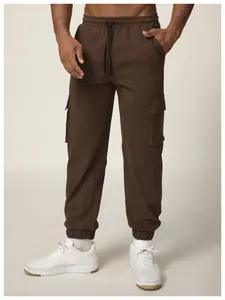 Detailansicht der braunen Cargo-Jogginghose mit mehreren Taschen für Herren zum Wandern