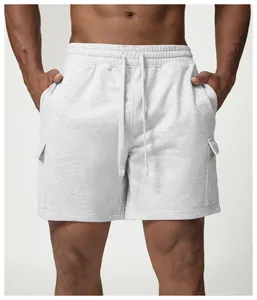Vue détaillée du short de sport gris pour homme avec poches cargo et taille à cordon