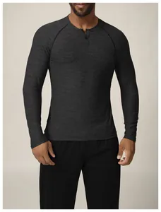 Détail d'un t-shirt de sport henley à manches longues pour hommes en gris foncé chiné