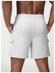 Vue arrière détaillée de short cargo de sport gris pour homme pour le fitness.