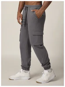Seitenprofil einer grauen Herren-Cargohose mit mehreren Taschen für Outdoor-Aktivitäten