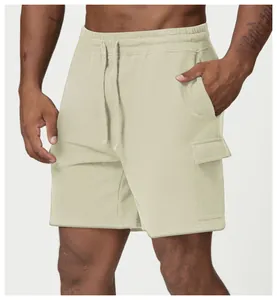 Gros plan d'un short cargo en molleton beige pour homme avec cordon et poche latérale