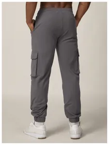 Rückansicht von einfarbigen grauen Cargo-Jogginghosen für Herren mit mehreren Taschen