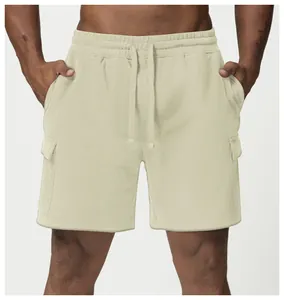 Détail de short de sport cargo beige pour hommes avec cordon de serrage