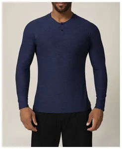 Gros plan d'un t-shirt de sport à manches longues henley bleu marine à séchage rapide
