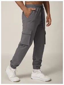 Detailansicht der grauen Herren-Cargohose mit großen Seitentaschen