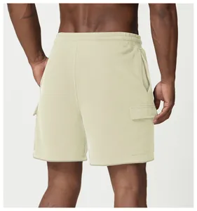 Vue arrière d'un short de jogging beige pour homme avec poches cargo et taille élastiquée