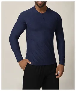 Vue détaillée d'un t-shirt de sport Henley à manches longues bleu marine séchage rapide