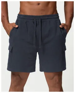 Détail du short de survêtement cargo bleu marine pour homme avec cordon de serrage.