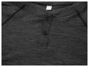 Vue détaillée du col henley boutonné sur un t-shirt de sport gris chiné pour homme