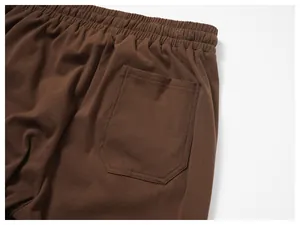 Nahaufnahme der Gesäßtasche und des elastischen Bunds an einer braunen Jogginghose für Herren