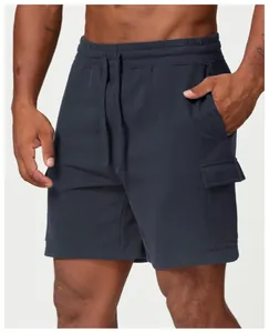 Détail rapproché du short de sport cargo pour hommes avec cordon et poche latérale