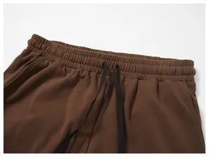 Detailaufnahme der braunen Herren-Jogginghose mit elastischem Bund und Kordelzug
