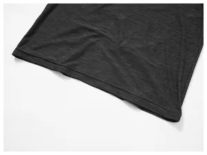 Gros plan sur l'ourlet et la texture respirante d'un t-shirt de sport gris foncé