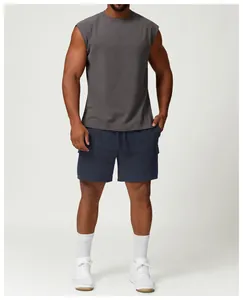 Modèle masculin athlétique portant un short de sport bleu foncé et un haut gris