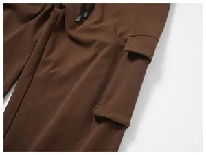 Detailaufnahme einer seitlichen Cargotasche an einer braunen Herren-Sport-Freizeithose