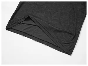 Gros plan sur l'ourlet à double surpiqûre du t-shirt de sport gris à manches longues.